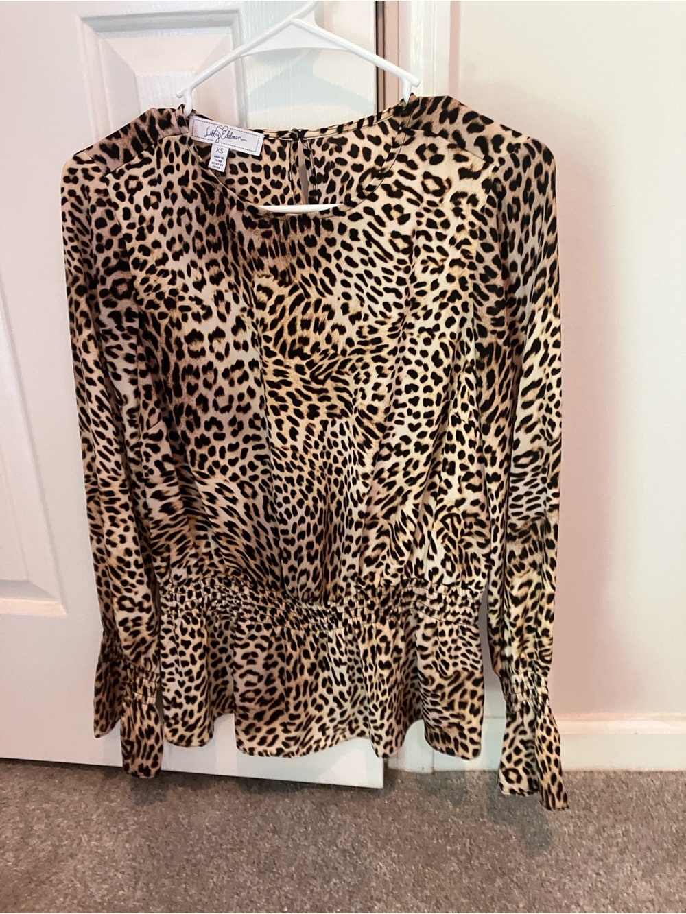 libby.Edelman stylish long sleeve top in Tan and Black